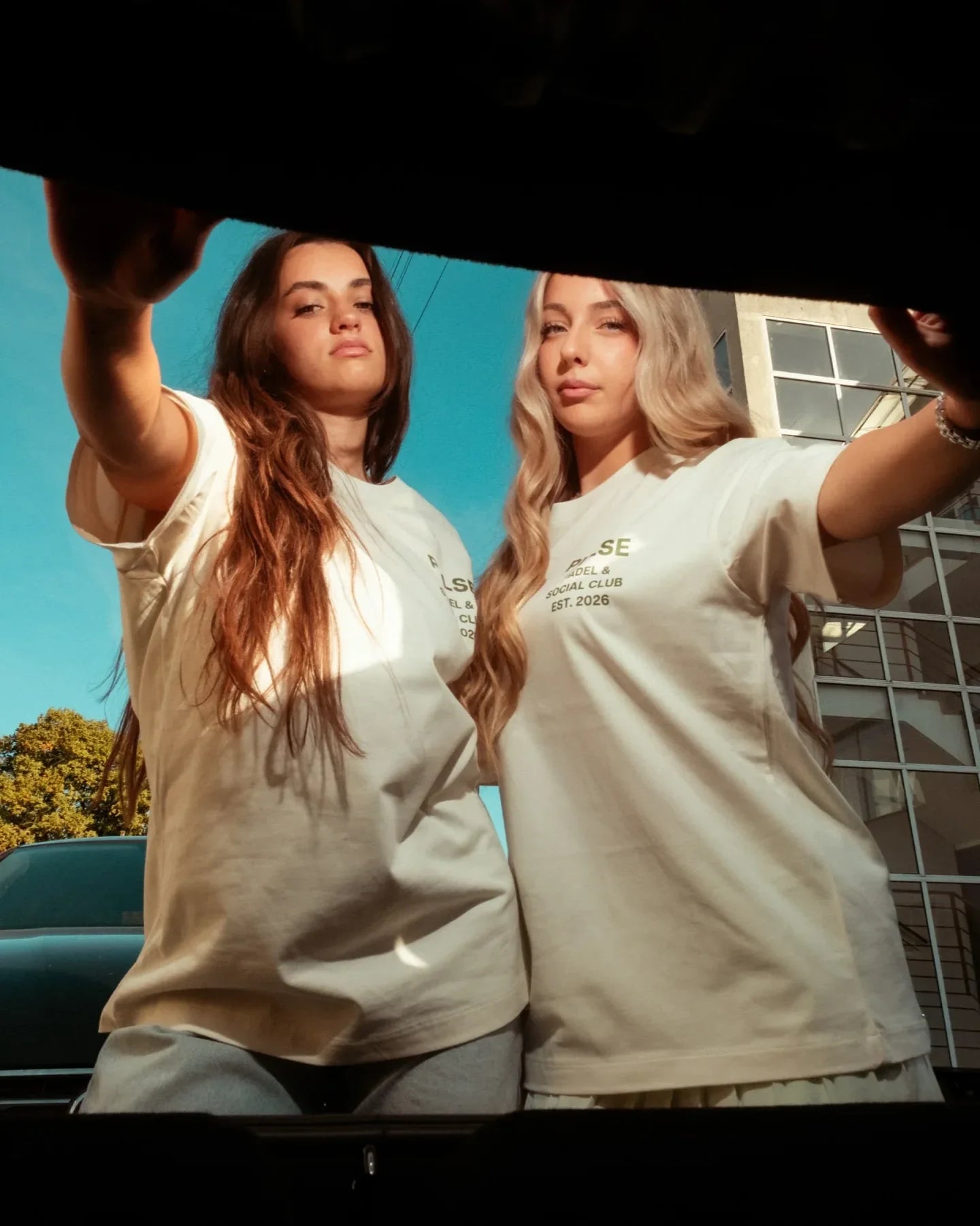 Două modele purtând tricouri Pulse