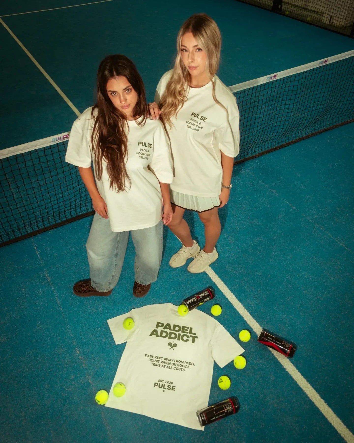 Modele și tricoul Padel Addict pe terenul Pulse